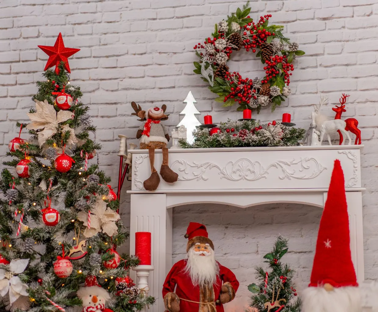 Salón con árbol de Navidad decorado, chimenea blanca con corona, calcetines colgados y regalos envueltos