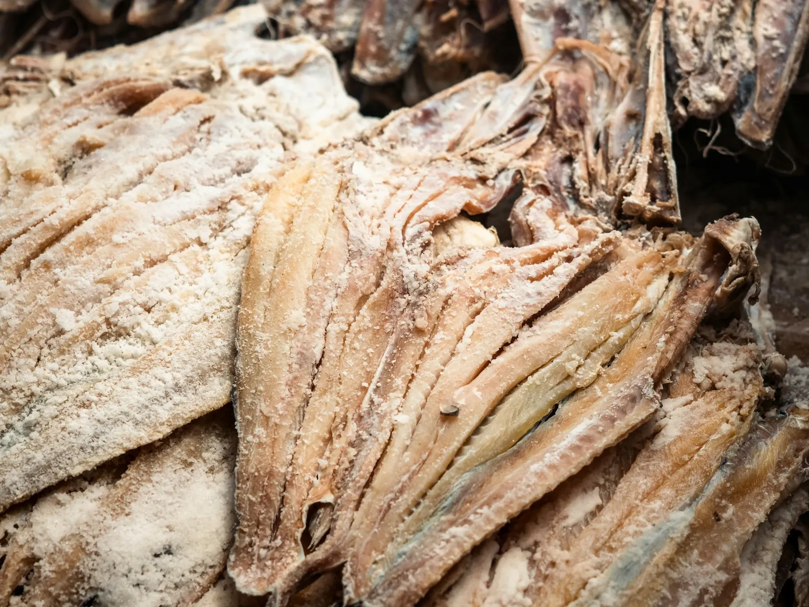 Piezas de bacalao salado y seco apiladas, listas para desalar