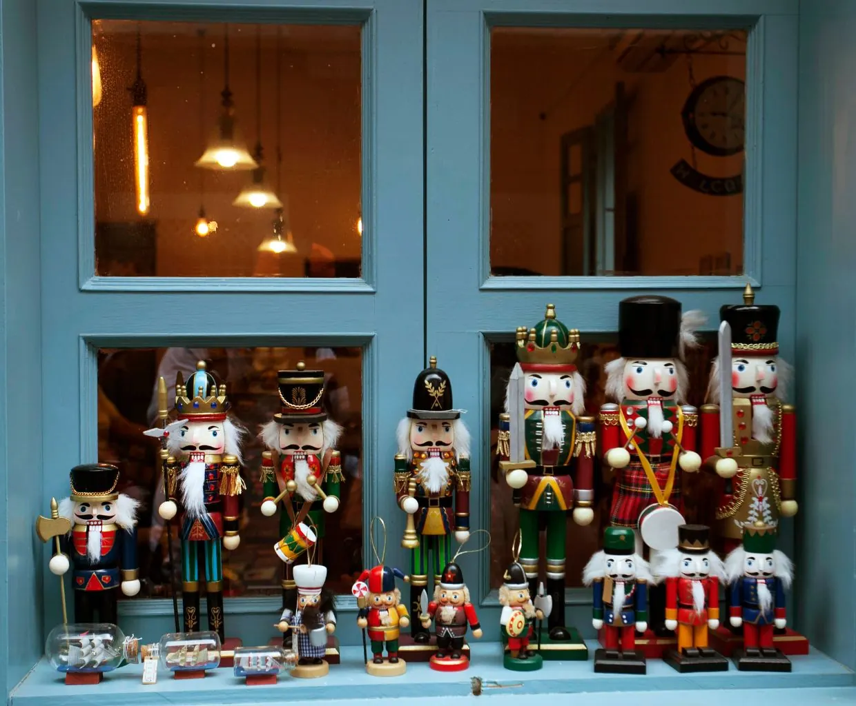 Escaparate lleno de cascanueces de madera de colores vestidos de soldados y reyes