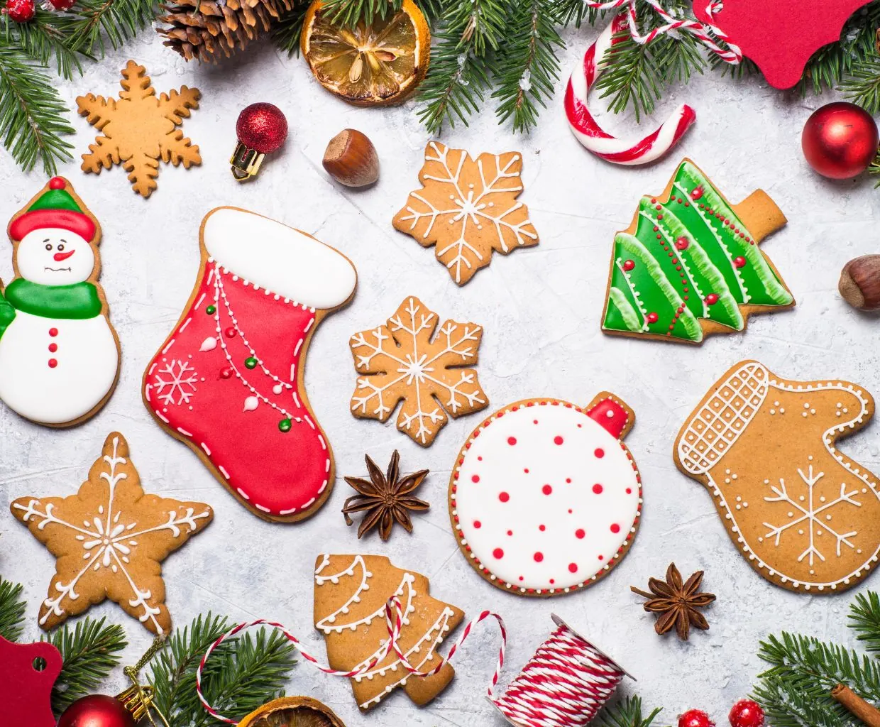 Galletas navideñas decoradas con glasa en forma de estrella, calcetín y muñeco de nieve