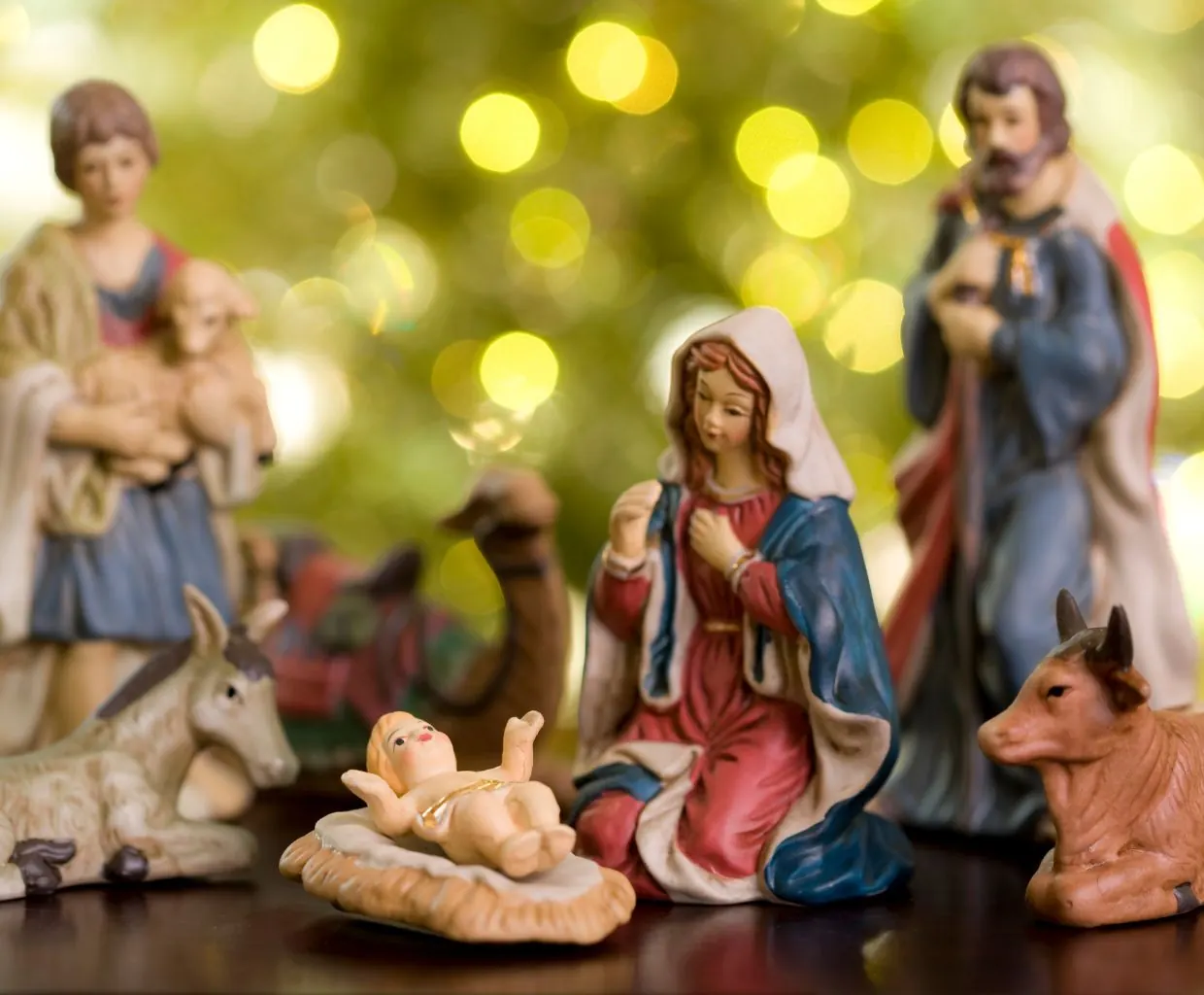 Figuras del belén con la Virgen María, San José y el Niño Jesús