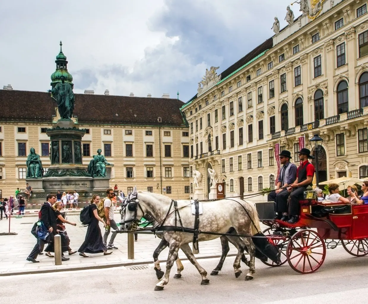 Coche de caballos frente a un palacio decorado en Navidad en el centro de Viena