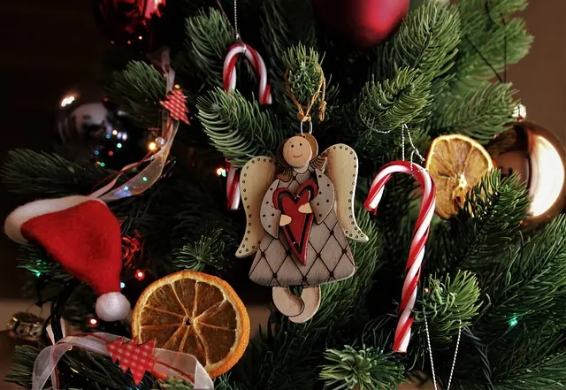 Ramas de abeto decoradas con bastones de caramelo, una rodaja de naranja seca y un pequeño ángel