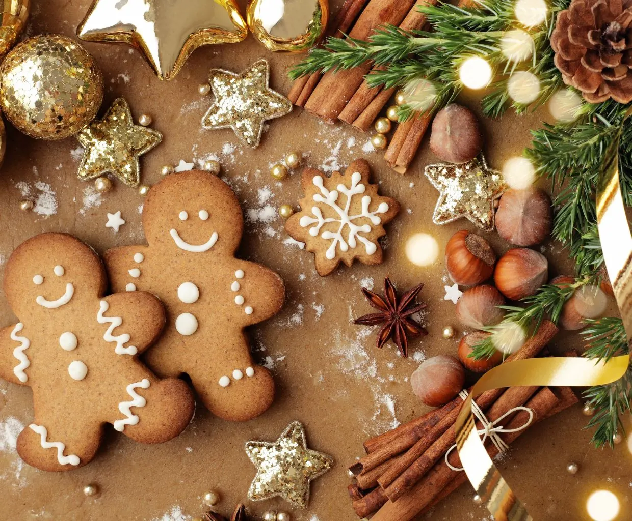 Galletas de jengibre en forma de muñeco y estrellas especiadas con canela en rama, anís estrellado y nueces