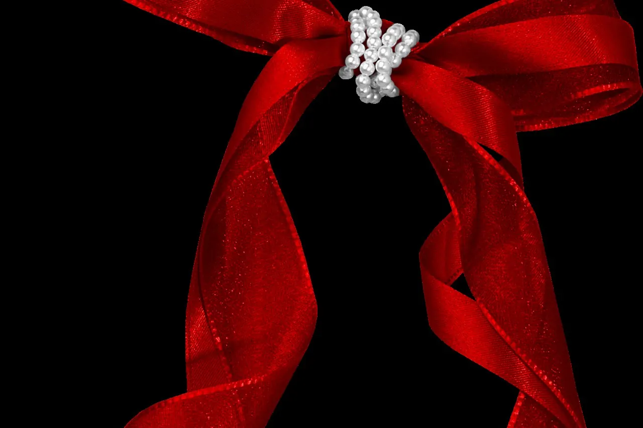 Lazo de cinta roja satinada con un adorno de perlas en el centro, sobre fondo negro