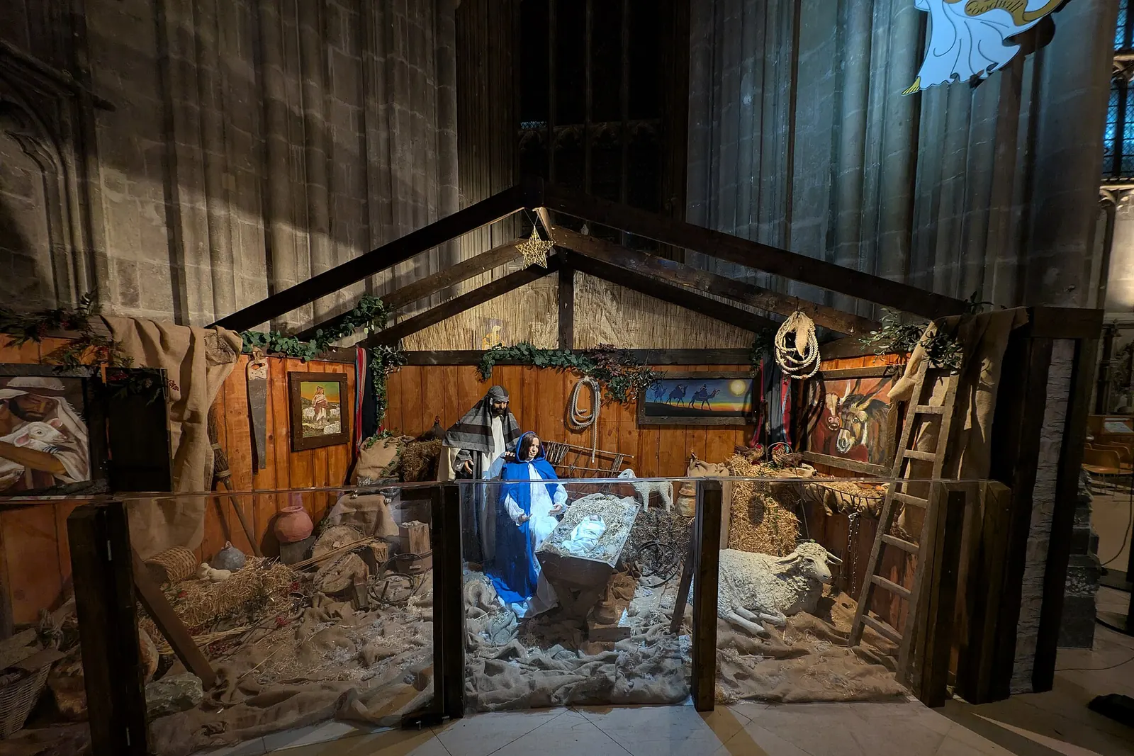 Belén con la Virgen, San José y el Niño Jesús en un establo de madera, en la catedral de Canterbury
