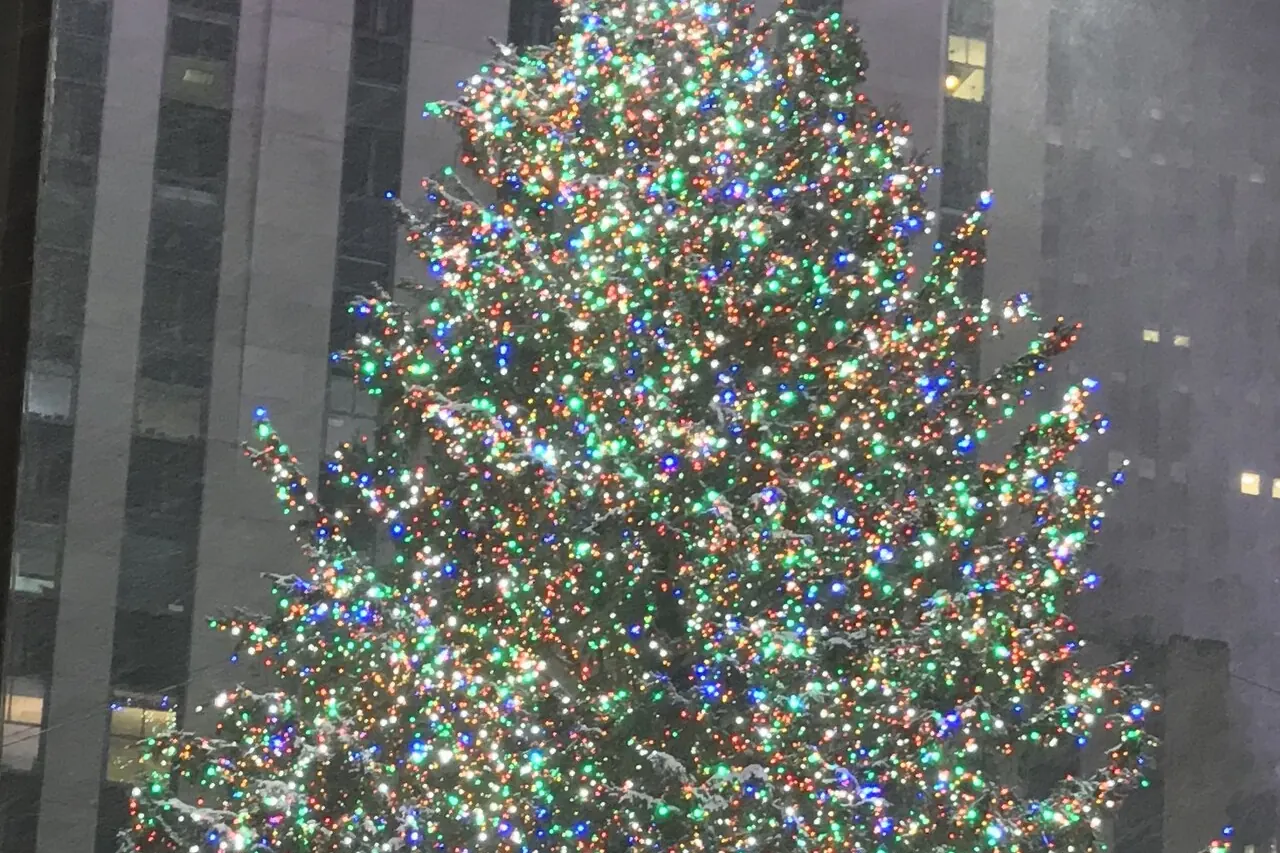 Gran árbol de Navidad del Rockefeller Center de Nueva York iluminado con luces de colores y estrella en la cima