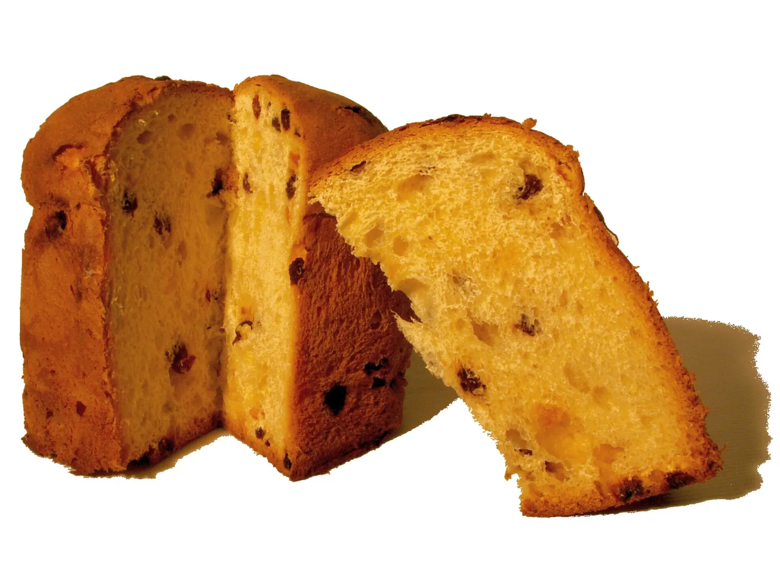 Panettone cortado en porciones, con miga esponjosa y pasas, sobre fondo blanco