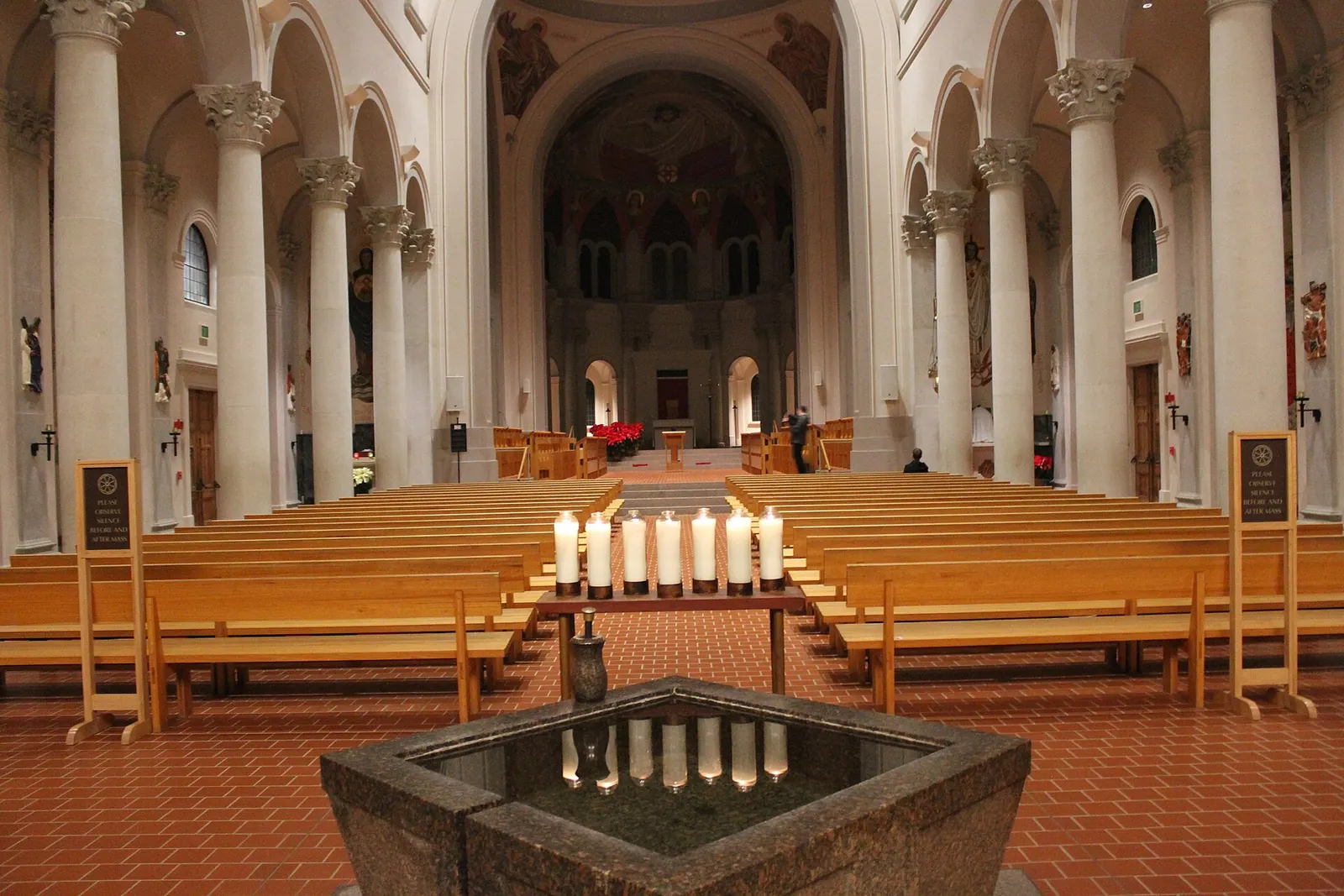 Interior de la iglesia de la abadía de San José (Luisiana) el día de Navidad, con velas blancas encendidas