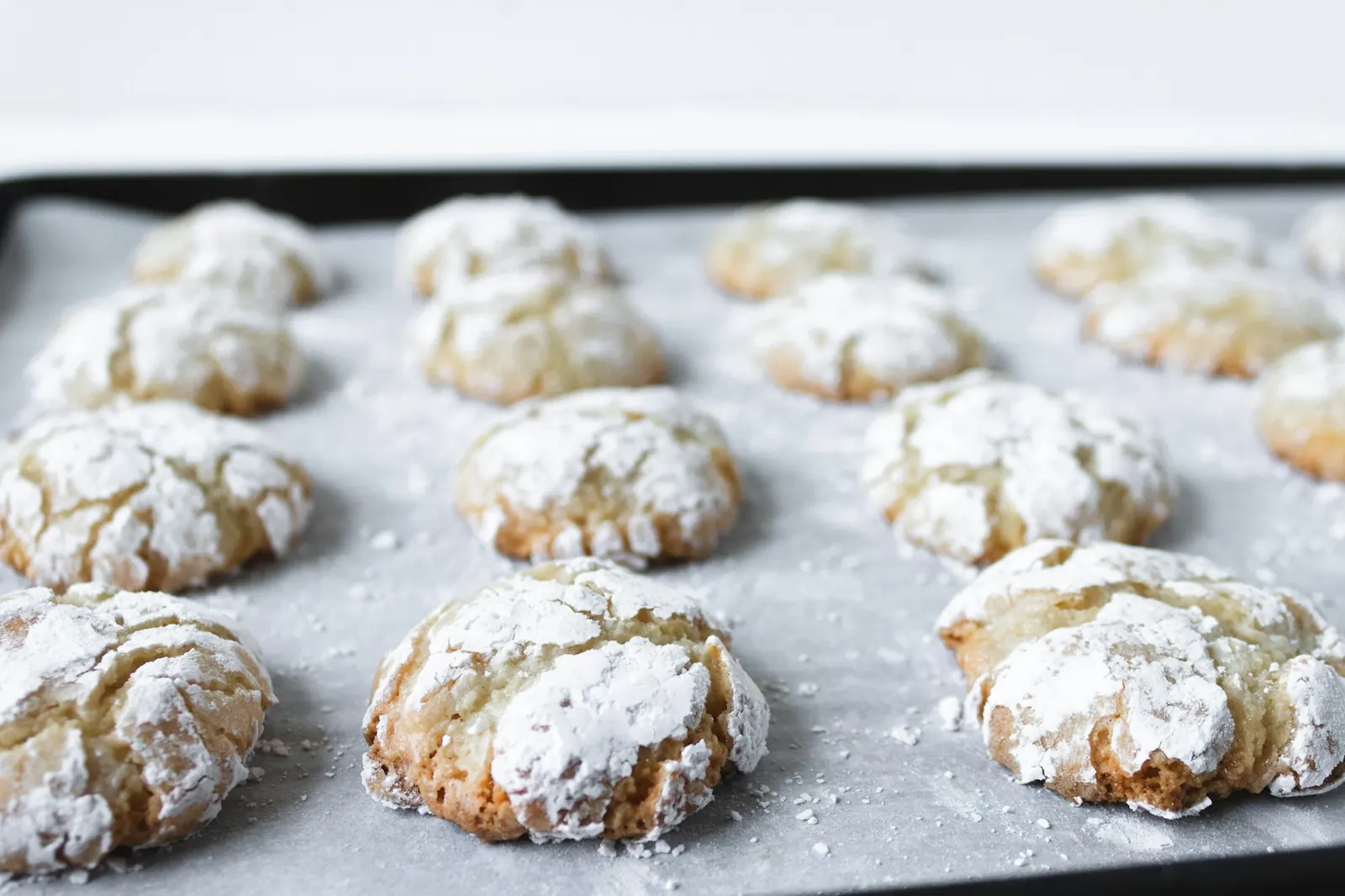 Galletas redondas cubiertas de azúcar glas en una bandeja de horno